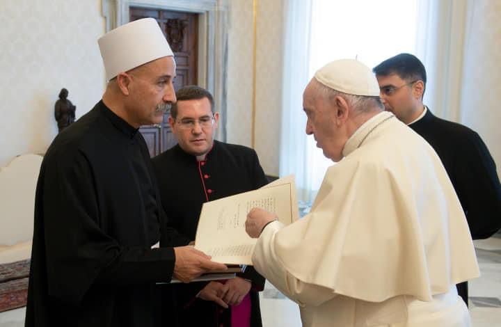 قداسة البابا يستقبل فضيلة الشيخ قاسم بدر في الفاتيكان.